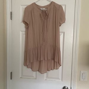 Ro & De Gently used cream ruffled hem top.
